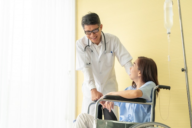 patiente en fauteuil roulant avec médecin