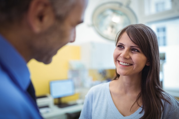 Patiente interagissant avec le médecin pendant la visite