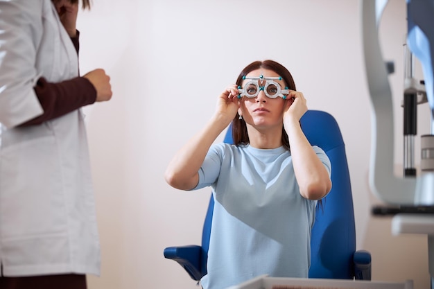 Patiente mettant des lunettes d'essai