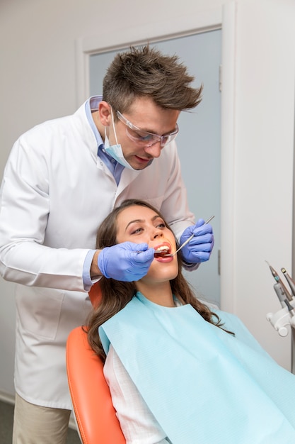 Une patiente ouvre la bouche pendant le traitement