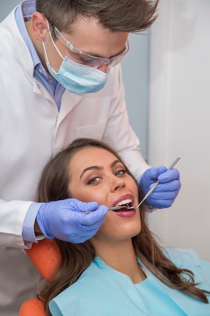 Une patiente ouvre la bouche pendant le traitement