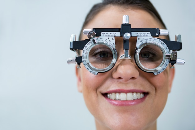 Patiente portant messbrille lors de l'examen des yeux