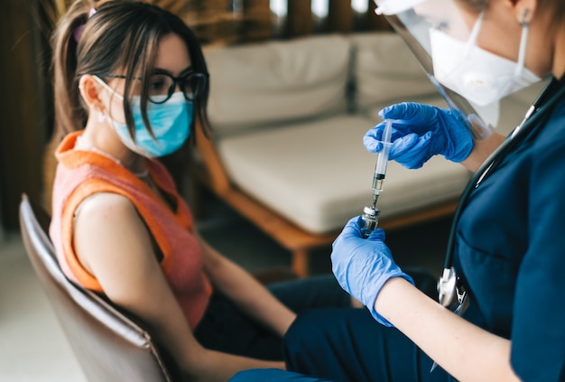 Patiente de race blanche vaccinée contre le coronavirus recevant le vaccin covid. Injection intramusculaire lors d'un rendez-vous chez le médecin à l'hôpital. Vaccination Covid-19.