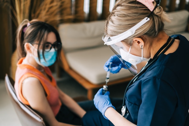 Patiente de race blanche vaccinée contre le coronavirus recevant le vaccin covid. Injection intramusculaire lors d'un rendez-vous chez le médecin à l'hôpital. Vaccination Covid-19.