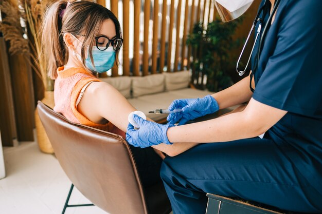 Patiente de race blanche vaccinée contre le coronavirus recevant le vaccin covid. Injection intramusculaire lors d'un rendez-vous chez le médecin à l'hôpital. Vaccination Covid-19.