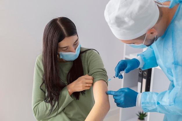 Une patiente se fait vacciner contre le coronavirus