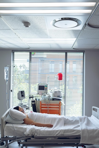 Photo une patiente se repose sur un lit dans un service de l'hôpital.