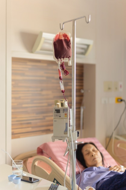 Les patientes âgées ont une transfusion sanguine à l'hôpital