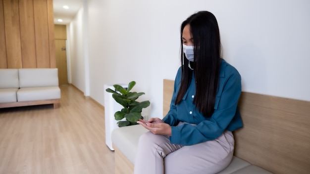 Patients attendant dans la salle d'attente de la clinique