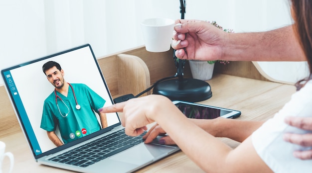 Patients discutant avec le médecin en ligne