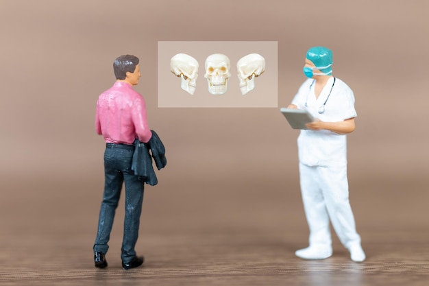 Les patients miniatures sont discutés par un médecin orthopédique