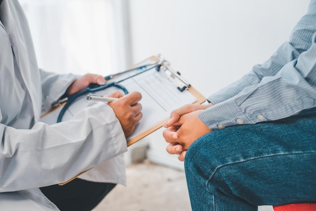 Les patients souffrant de dépression viennent consulter un psychiatre pour obtenir des conseils et des directives de traitement.