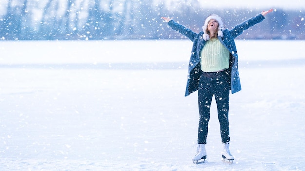 Patin à glace sur un étang gelé en hiver