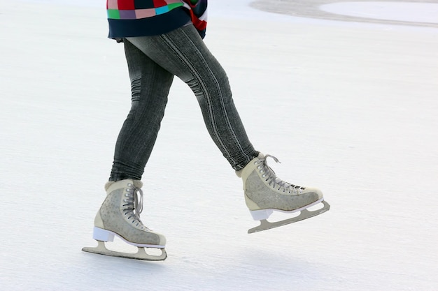 Patin à glace pied femme sur la patinoire