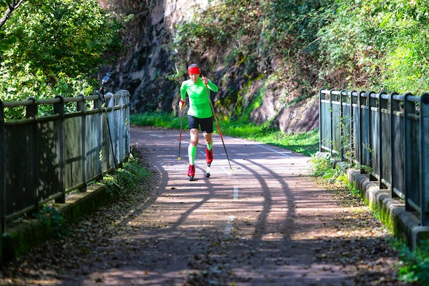 Patin à roulettes. Skiroll. Pousser avec des bâtons de pitch alternés