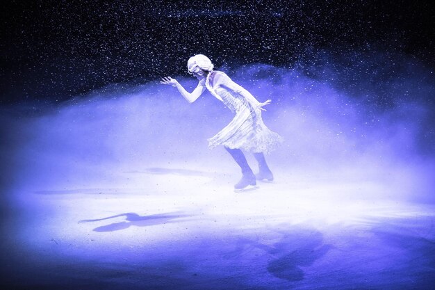 Photo patinage sur glace féminin dans le noir