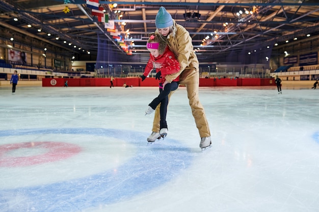 Photo patinage sur glace femme et fille