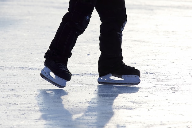 Patinage des pieds sur la patinoire