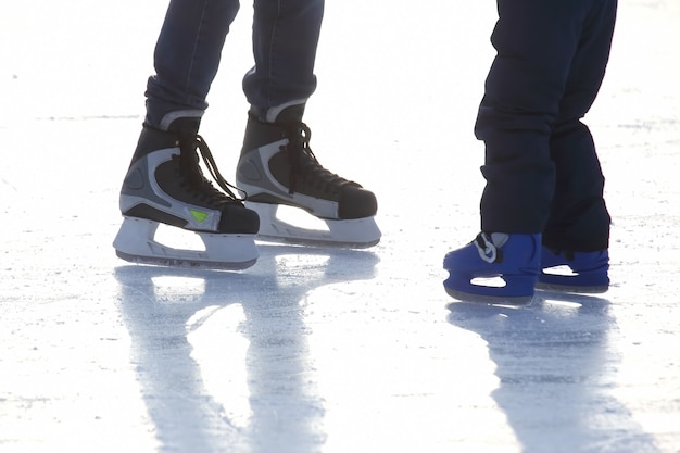 Patinage des pieds sur la patinoire