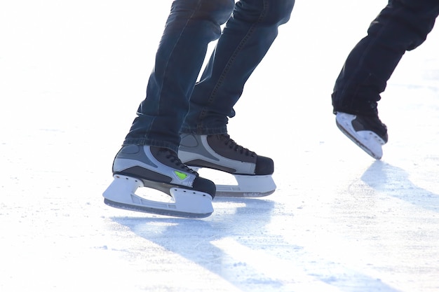 Patinage des pieds sur la patinoire