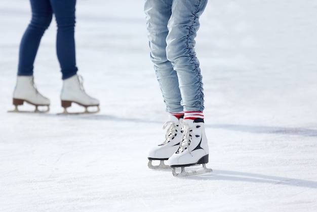 Patinage pieds sur la patinoire