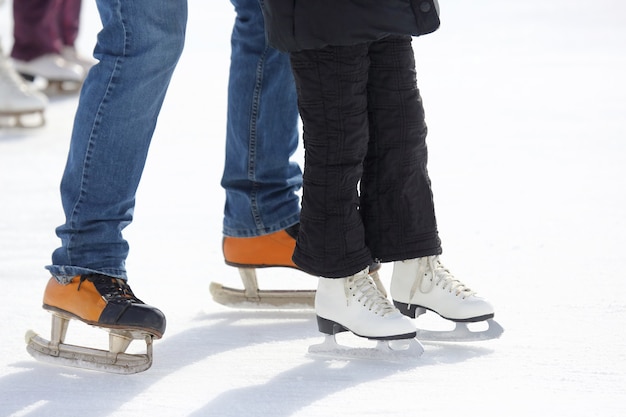 Patinage pieds sur la patinoire