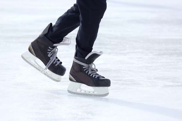 Patinage pieds sur la patinoire