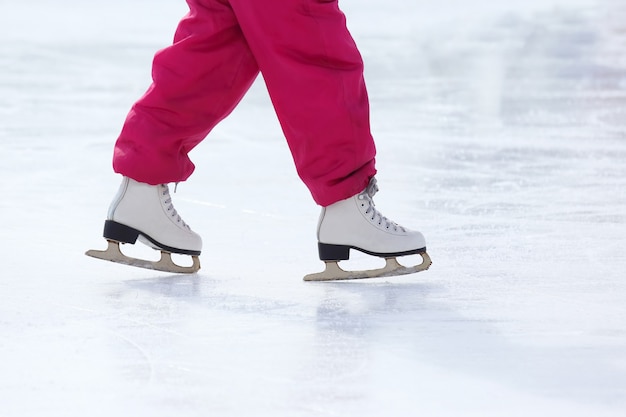 Patinage pieds sur la patinoire