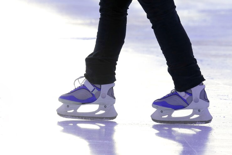 Photo patineur à pied sur la patinoire. vacances sports et loisirs