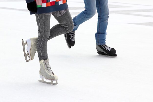 Patineur à pied sur la patinoire