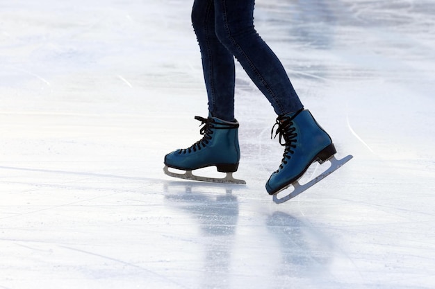 Patineur à pied sur la patinoire