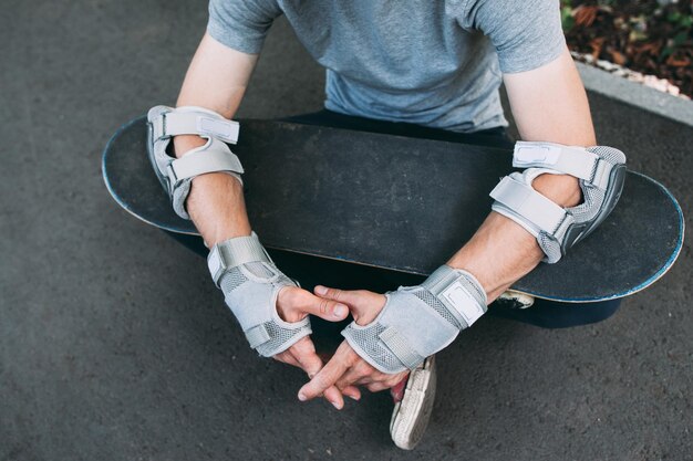 Le patineur professionnel prend son souffle après l'entraînement. Défi et compétition de sports extrêmes, équipement de skateur et mode de vie urbain et culture des jeunes