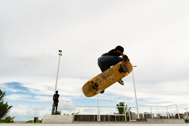 Photo un patineur s'entraîne au parque dos ventos dans la ville de salvador bahia