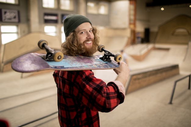 Photo patineur souriant à la caméra