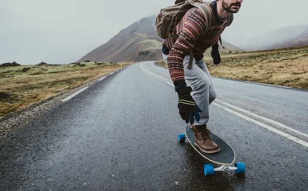 Patineur voyageant en Islande sur son longboard