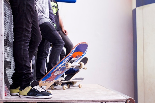 Patineurs sur une pipe