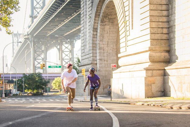 Les patineurs s'entraînent dans un skate park à New York