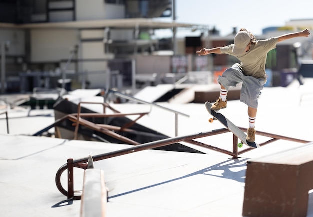 Photo une patineuse sur une rampe avec un arrière-plan urbain