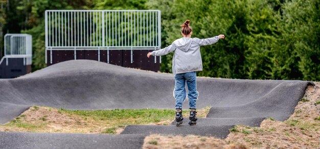 Patineuse à roulettes fille