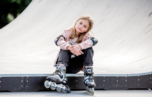 Patineuse à roulettes fille