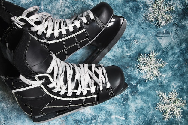 Patins de hockey sur glace et rondelle symbole des tournois de Noël en hiver