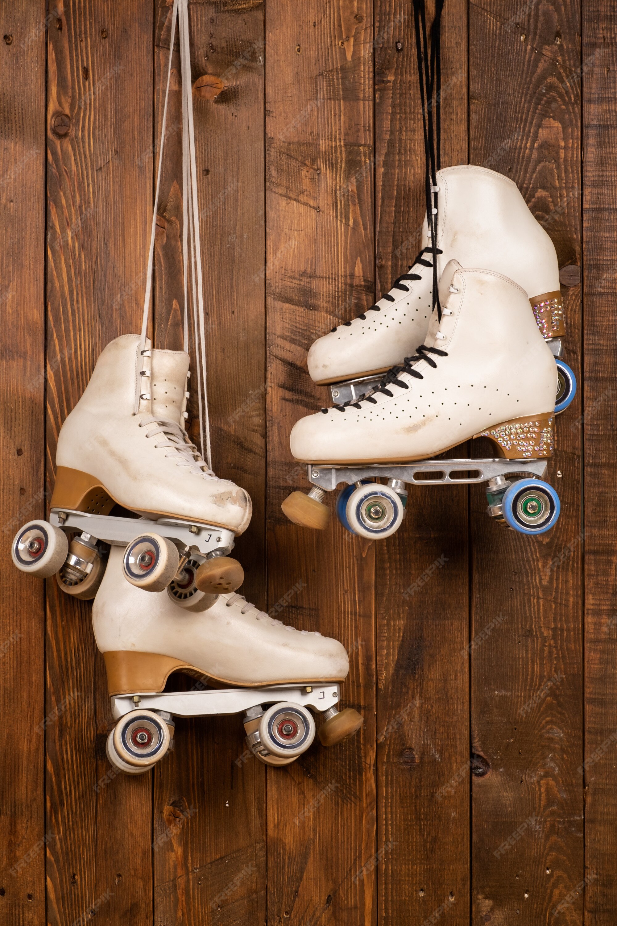 Patins à Roulettes Artistiques Sur Fond De Bois Photo Premium