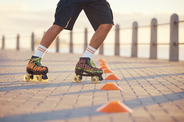 Patins à Roulettes Sport Et Pieds Avec Un Homme Faisant Le Tour Des Cônes Pour S'entraîner à La Forme Physique Et à L'exercice Sur La Promenade Au Bord De La Plage Athlète Masculin Faisant Du Patin à Roulettes à L'extérieur Pour La Santé Sportive Et Les Loisirs