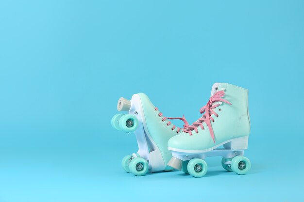 Photo patins à roulettes vintage sur la couleur