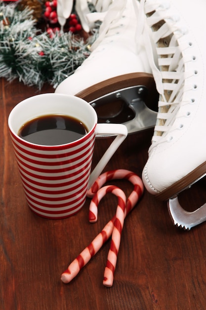 Patins avec tasse de café sur table close-up