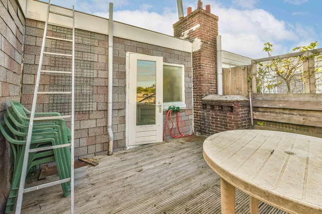 Un patio arrière avec une table et une échelle