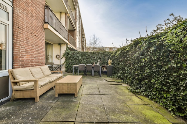 Un patio avec un canapé et une table devant