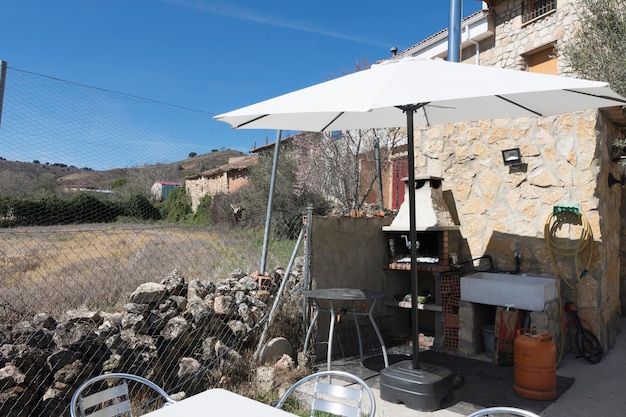 Le patio de la maison avec un grand parasol