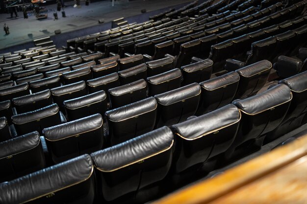 Photo patio de sièges noirs d'un théâtre ou d'un auditorium