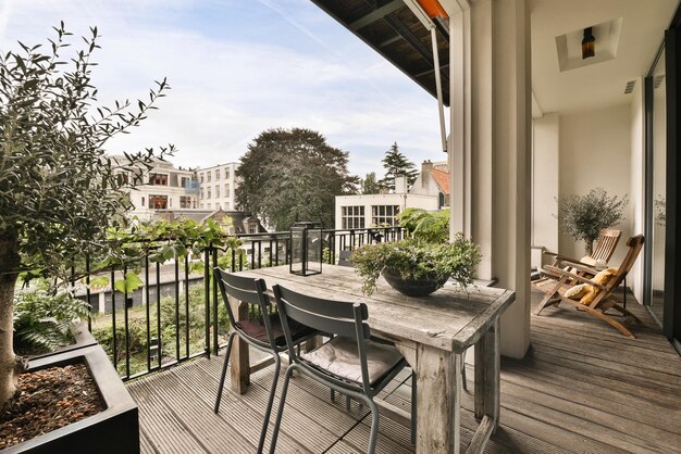 Photo un patio avec une table et des chaises sur un balcon